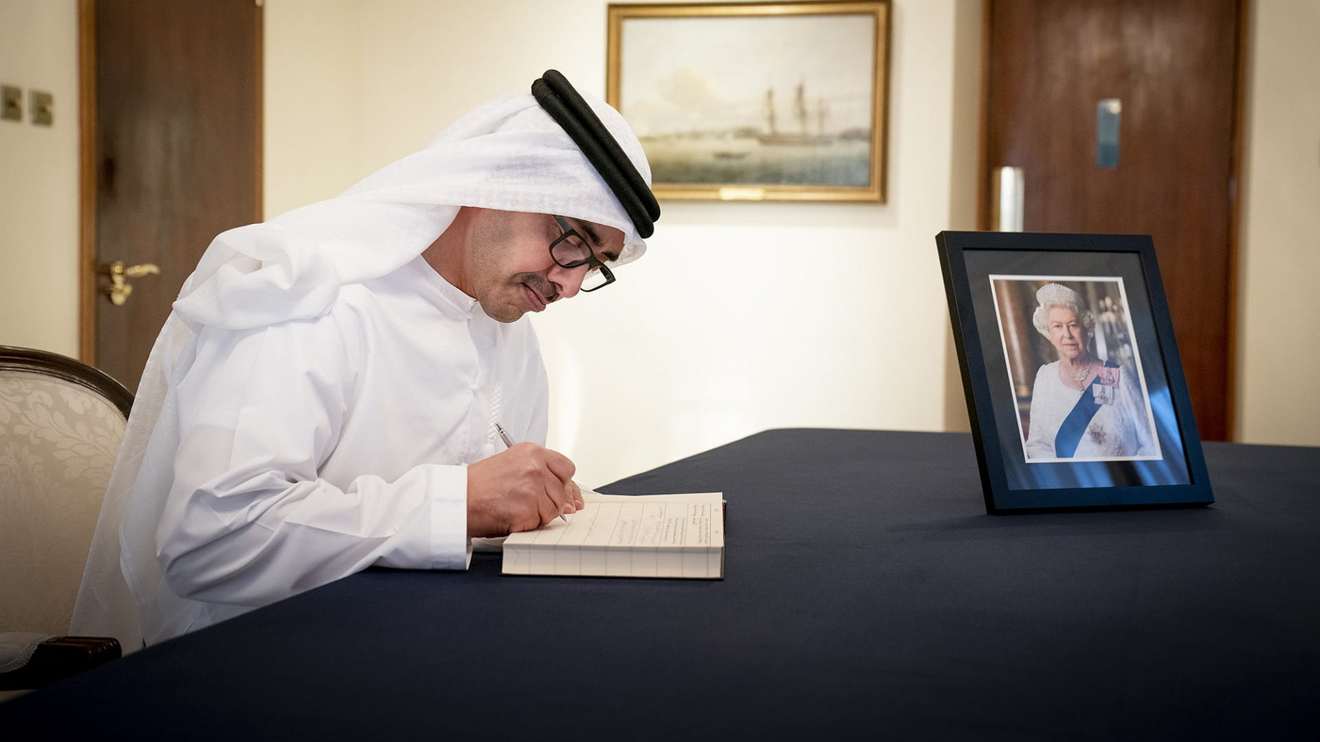 Abdullah bin Zayed offers condolences over death of Elizabeth II