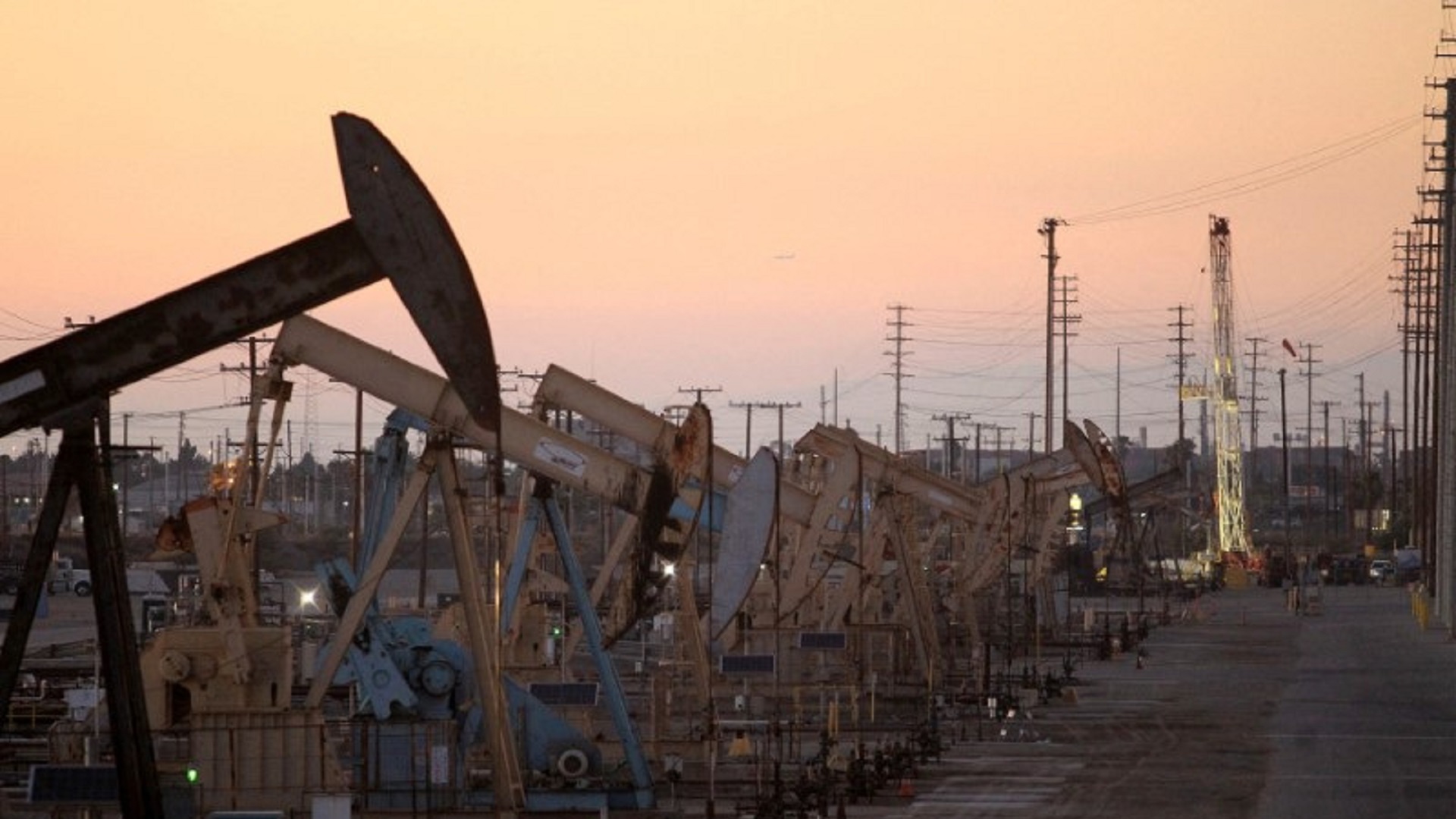 أسعار النفط تشهد ارتفاعاً محدوداً وسط عوامل متباينة